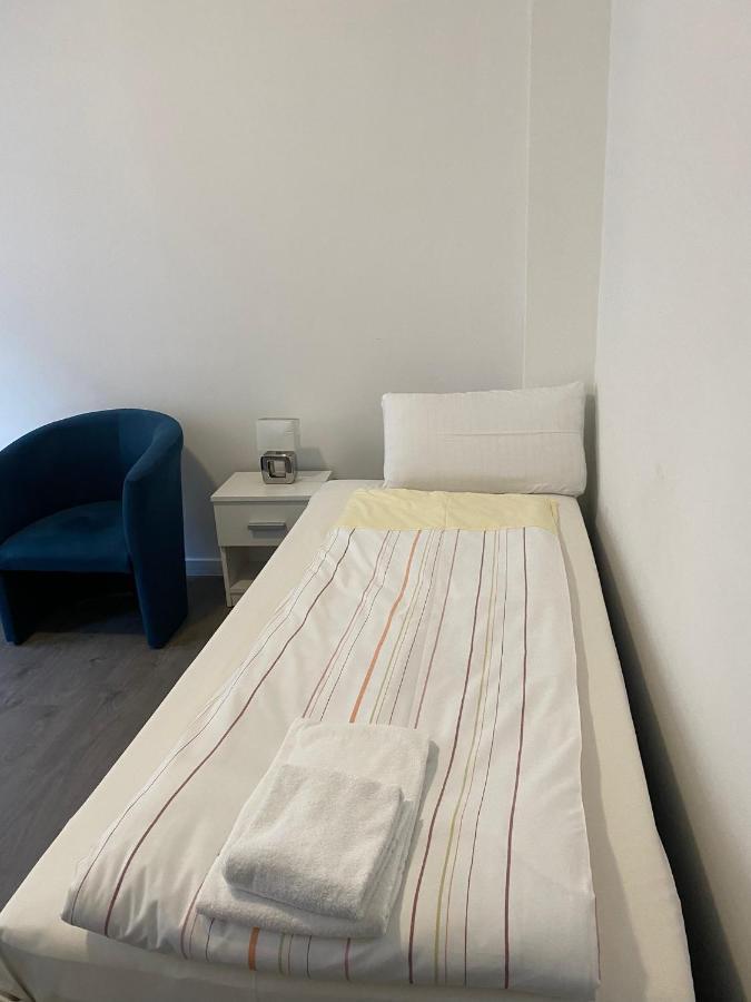 Modernes Apartment Mit 2 Schlafzimmern Und Privatparkplatz Nahe Innenstadt Neumuenster Exterior photo