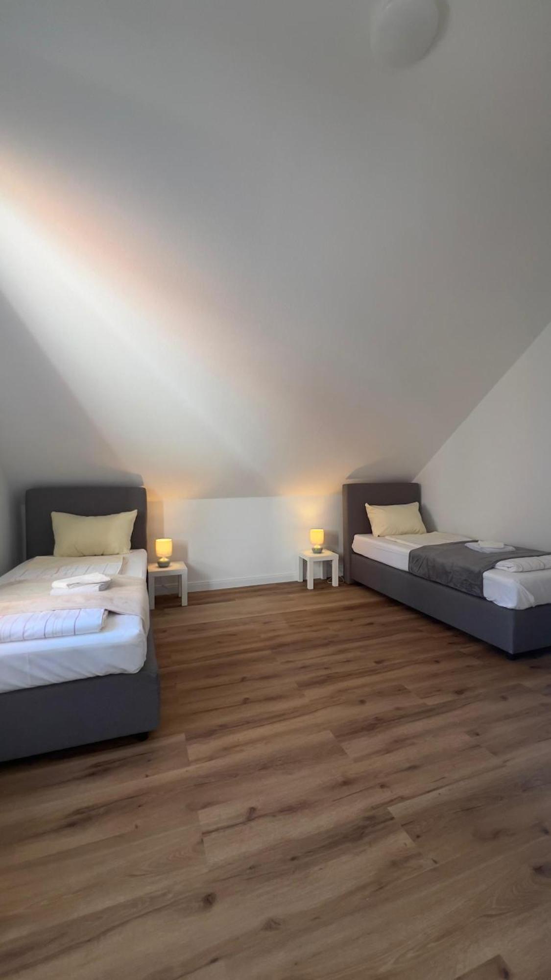 Modernes Apartment Mit 2 Schlafzimmern Und Privatparkplatz Nahe Innenstadt Neumuenster Exterior photo