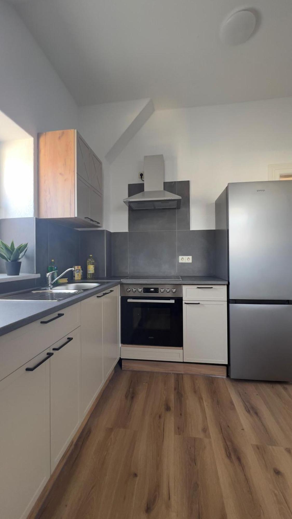 Modernes Apartment Mit 2 Schlafzimmern Und Privatparkplatz Nahe Innenstadt Neumuenster Exterior photo